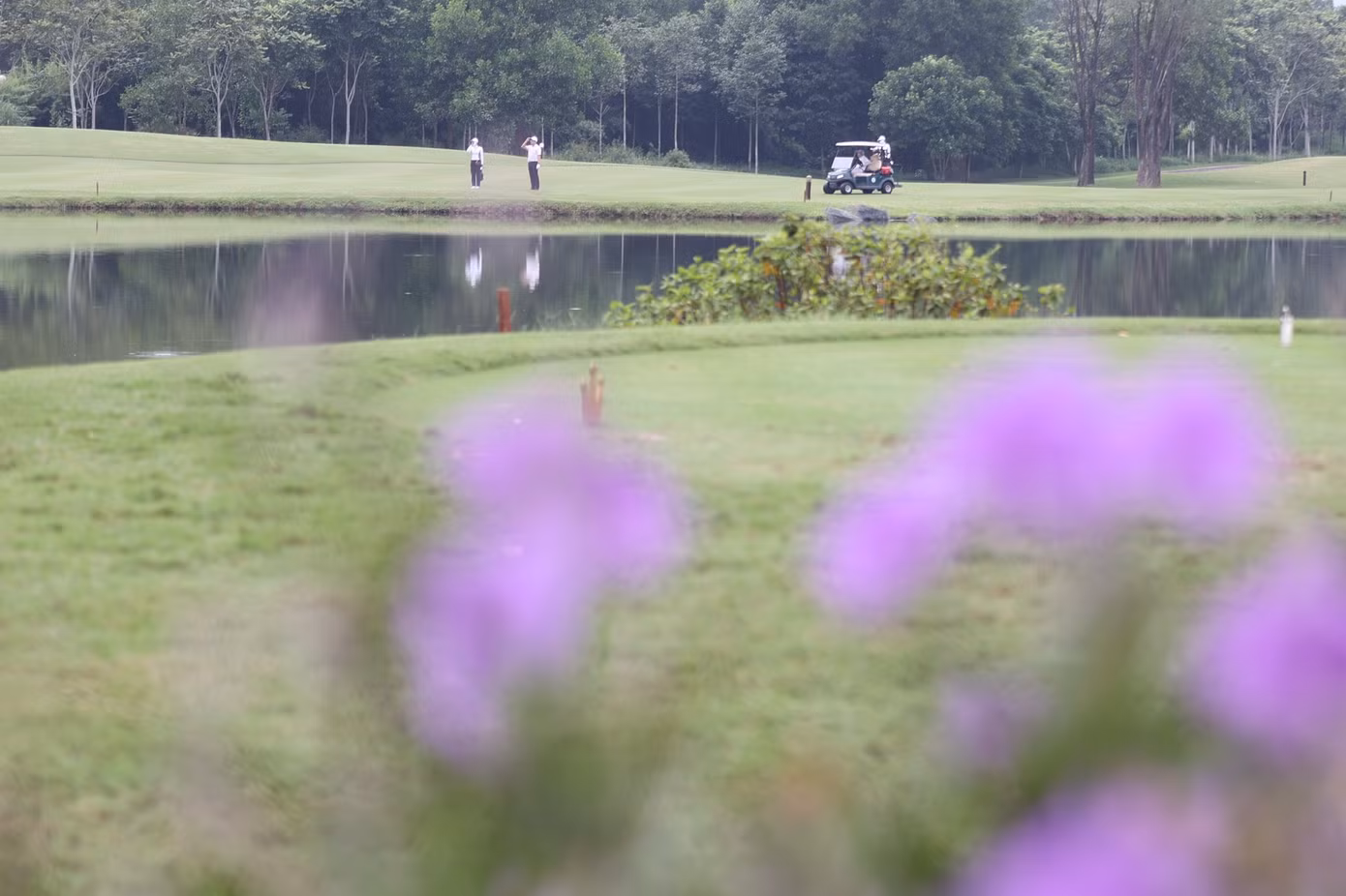 Không chỉ bẫy nước, các golfer còn phải tìm cách tránh những bẫy cát dày được bố trí quanh green hẹp và dốc. Không chỉ bẫy nước, các golfer còn phải tìm cách tránh những bẫy cát dày được bố trí quanh green hẹp và dốc.