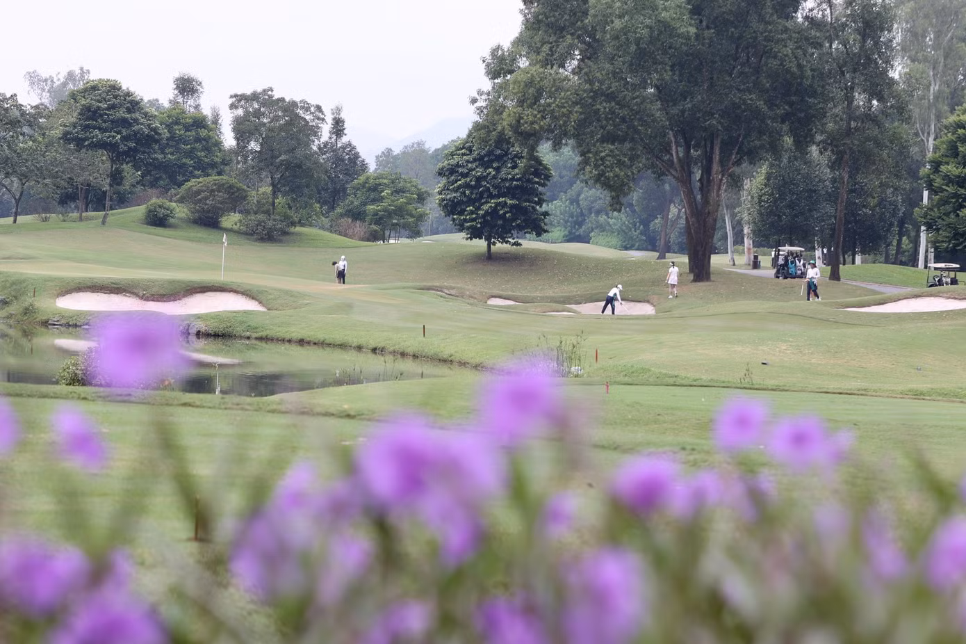 Không chỉ bẫy nước, các golfer còn phải tìm cách tránh những bẫy cát dày được bố trí quanh green hẹp và dốc. Không chỉ bẫy nước, các golfer còn phải tìm cách tránh những bẫy cát dày được bố trí quanh green hẹp và dốc.