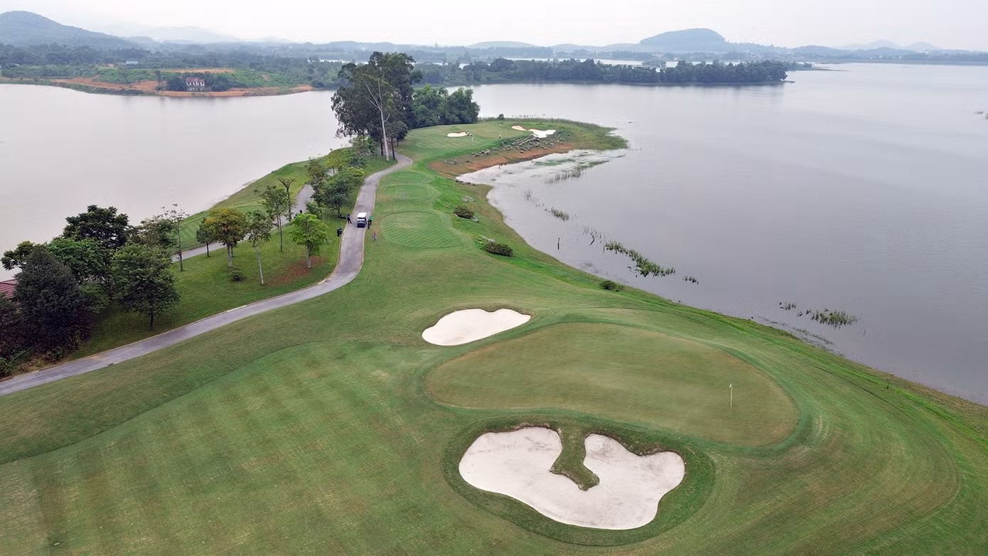 Hố 14 là một bán đảo trong hồ, tạo nên điểm nhấn thú vị của sân Kings Course. Hố 14 là một bán đảo trong hồ, tạo nên điểm nhấn thú vị của sân Kings Course.