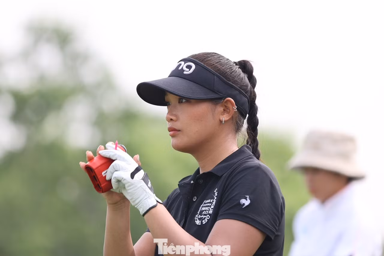 Ở phía sau, Nguyễn Thảo My cũng đang âm thầm theo sát. Dính double bogey ở hố 10, cô lập tức sửa sai bằng birdie ở hố 11, trước khi giành thêm birdie khác ở hố 17.