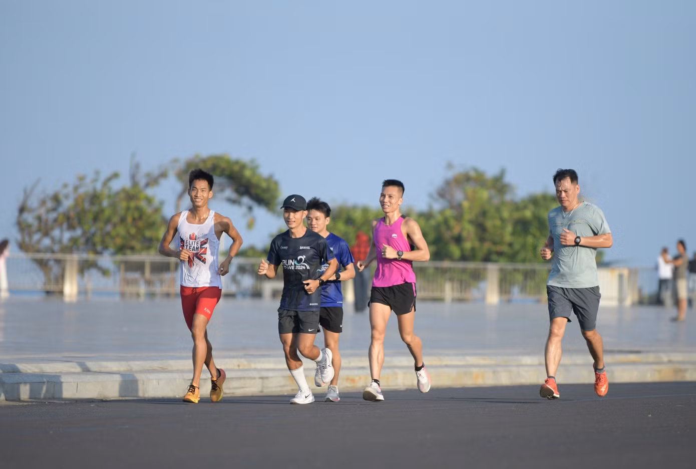 Một hình ảnh đẹp và thú vị trên đường Độc Lập, thành phố Tuy Hòa, khi Đỗ Quốc Luật (Quân đội) sải bước cùng Hoàng Nguyên Thanh (đội mũ) của Bình Phước. Nhà đương kim vô địch Tiền Phong Marathon, đồng thời đã 4 lần vô địch liên tiếp nội dung full marathon mới có mặt ở Phú Yên ngày 21/3.