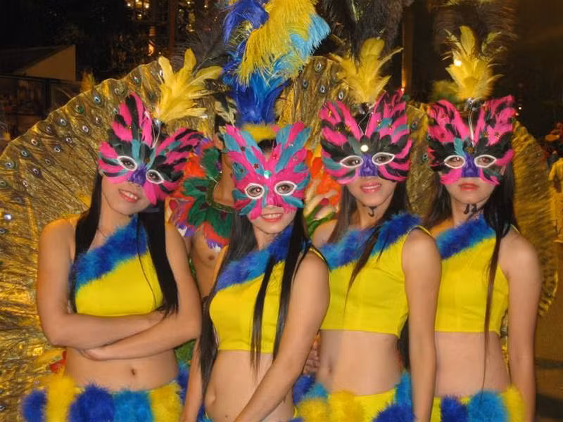 Đoàn du thuyền xếp hàng cổ vũ Carnaval. Vũ công khoe sắc. Ảnh : BK-TD Vũ công làm duyên trước ống kính. Ảnh : BK-TD Đi cà kheo Vũ điệu cháy bỏng Carnaval Hàng vạn khán giả chào đón Carnaval. Ảnh : BK-TD Màn pháo hoa rực rỡ kết thúc lễ hội. Ảnh : BK-TD