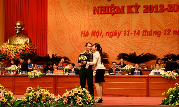 Là nụ hôm và lẳng hoa của một nữ đại biểu tặng cho đại biểu chiến sĩ Huỳnh Vũ Đăng khi thể hiện ca khúc 