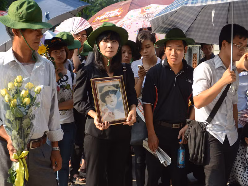 Nhiều người mang ảnh Đại tướng đến