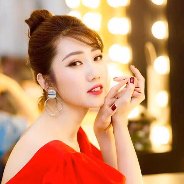 Thúy Ngân hiện được biết tới là một diễn viên sáng giá của màn ảnh nhỏ với nhiều bộ phim đình đám như "Gạo nếp gạo tẻ", "Hải đường trong gió", "Cây táo nở hoa"...Tuy nhiên, ít ai biết trước đó cô là gương mặt quen thuộc với các sân chơi sắc đẹp qua hàng loạt giải thưởng ấn tượng. Trong lần đầu tiên 'chạm ngõ' các cuộc thi nhan sắc, Thúy Ngân đã giành giải Hoa khôi TP. Mỹ Tho năm 2009.