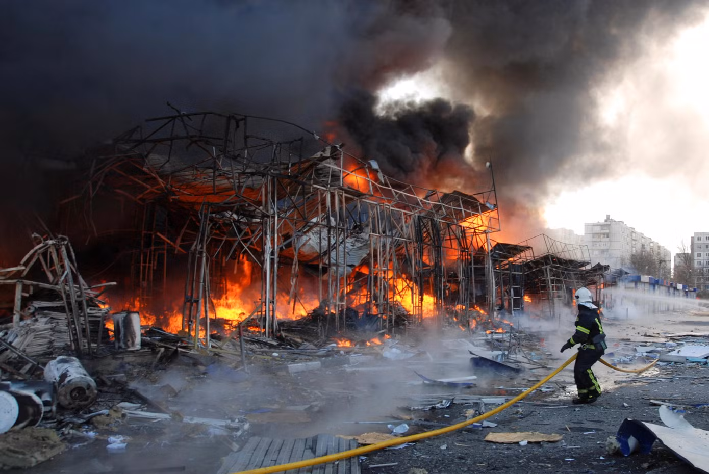 Lửa bùng dữ dội sau một đợt giao tranh ở thành phố Kharkov của Ukraine. Ảnh: Reuters. Lửa bùng dữ dội sau một đợt giao tranh ở thành phố Kharkov của Ukraine. Ảnh: Reuters.