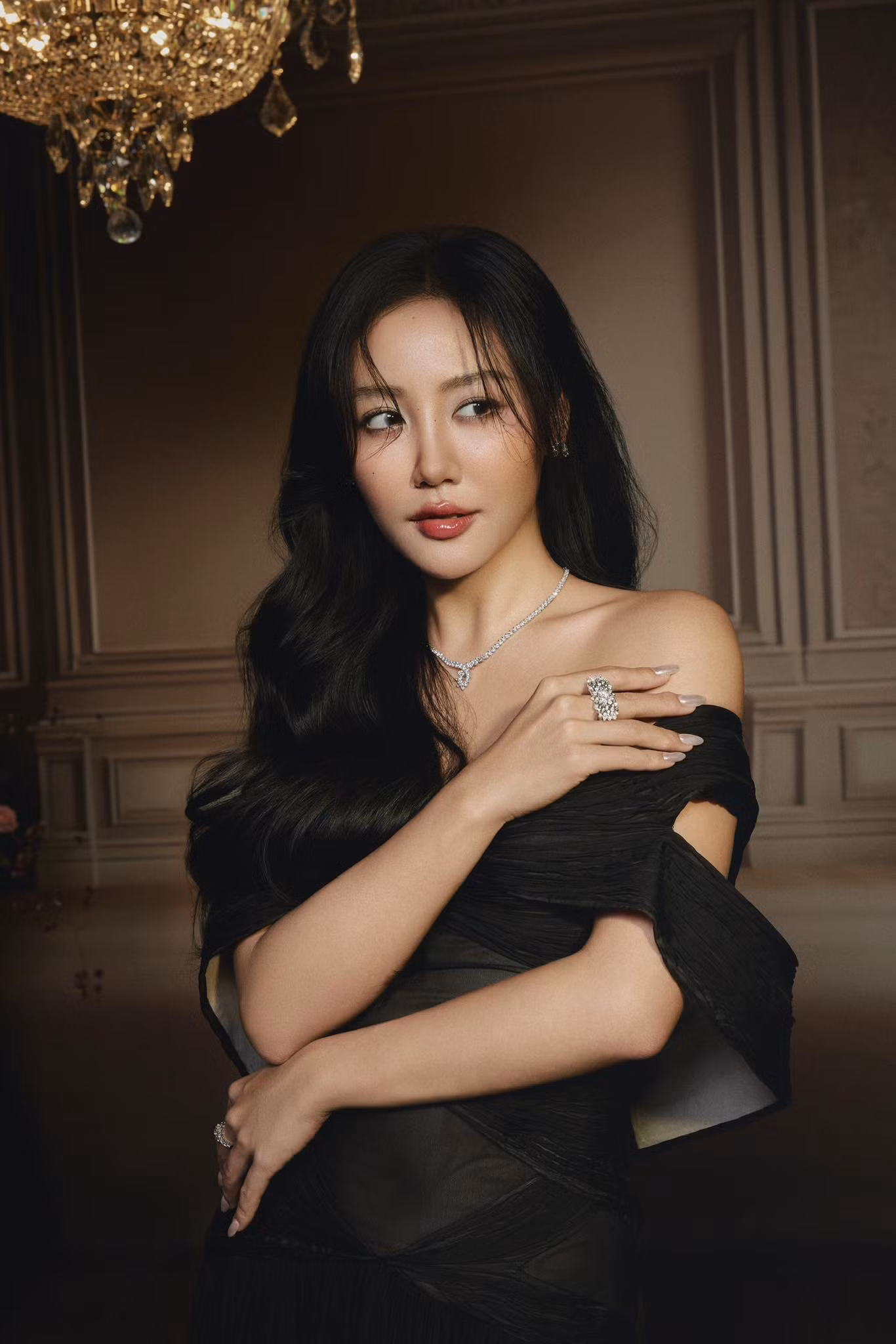 Sau Dương Lâm, Văn Mai Hương là người thứ hai được gọi tên bên dưới phần dự đoán.