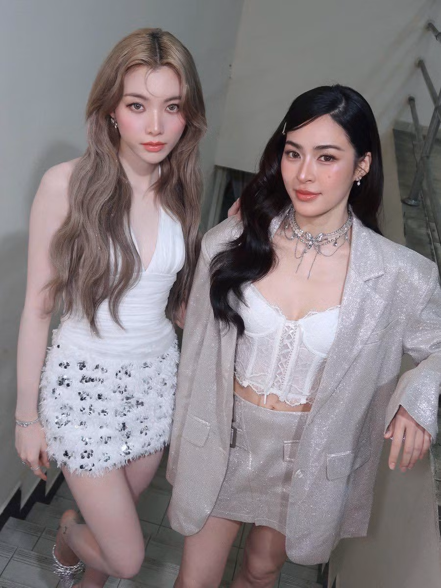 Không chỉ gây sốt trên màn ảnh, những tương tác tự nhiên ngoài đời của cả hai đã thu về lượng lớn fan quốc tế, trong đó có fan Việt Nam.