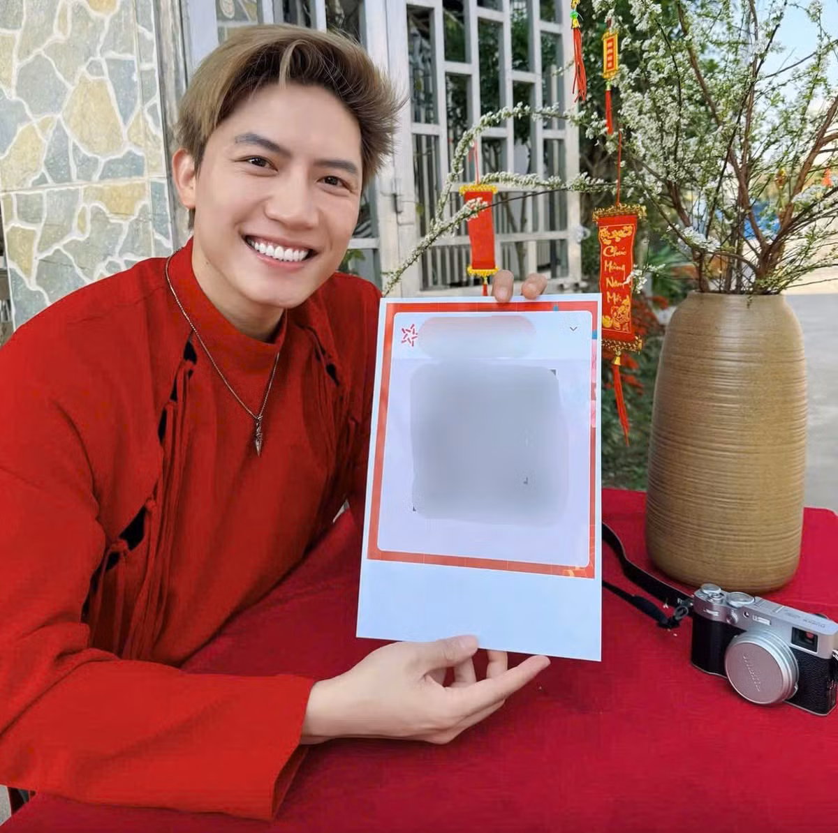 Anh Tú Voi bị "bế" lên các hội nhóm "đu idol" vì hành động này.