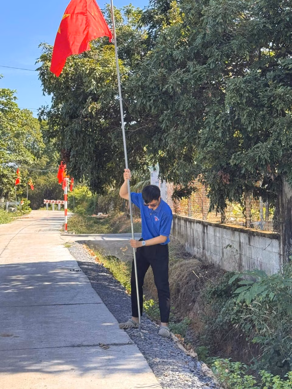 Công trình có tổng chiều dài 600 mét với 70 trụ cờ Tổ quốc và trồng 100 cây chuông vàng. Tổng kinh phí vận động 16 triệu đồng. Ảnh: Đoàn - Hội xã Tân An Hội