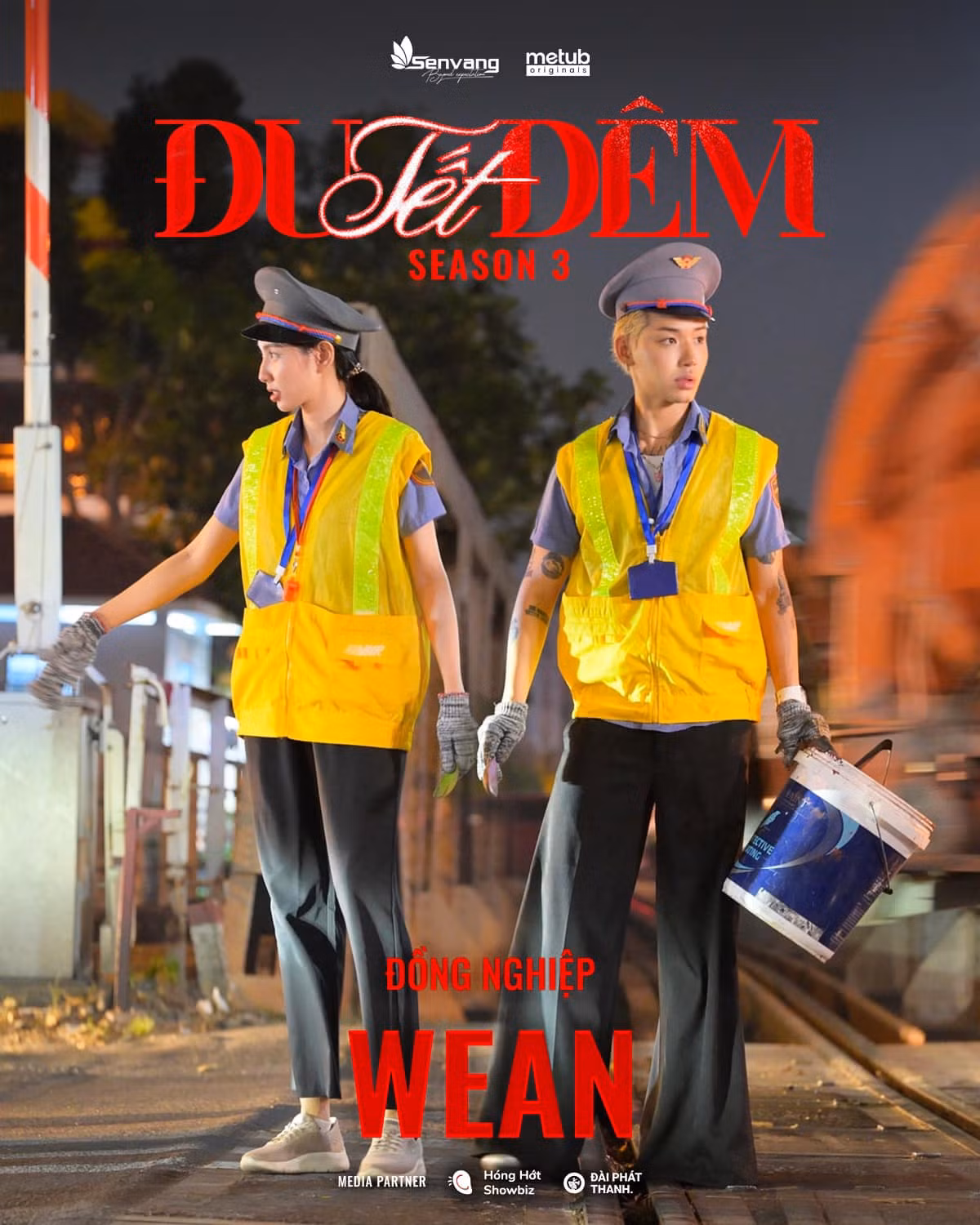 Thùy Tiên cùng WEAN LE trải nghiệm nghề “gác đường ngang”.