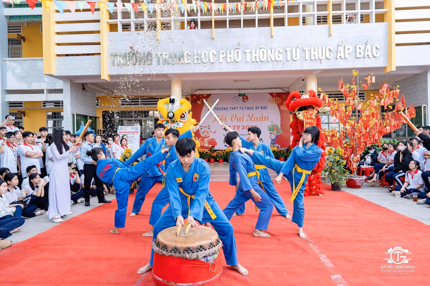 Ảnh: Đoàn Thanh niên trường THPT Tư Thục Ấp Bắc - thành phố Mỹ Tho