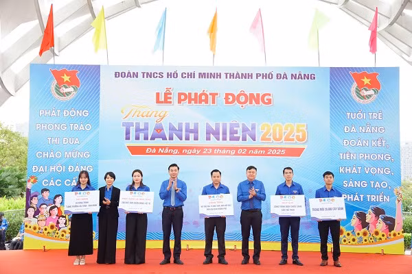 Nhiều công trình thanh niên được trao tặng đến các đơn vị. Nhiều công trình thanh niên được trao tặng đến các đơn vị.