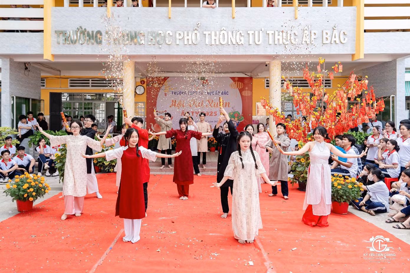 Ảnh: Đoàn Thanh niên trường THPT Tư Thục Ấp Bắc - thành phố Mỹ Tho