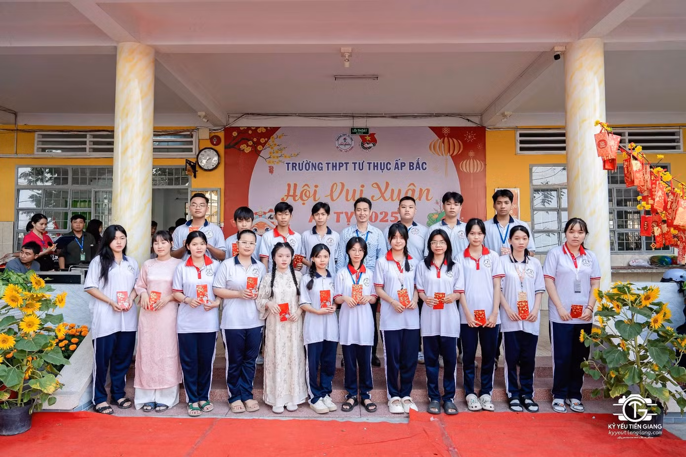 Ảnh: Đoàn Thanh niên trường THPT Tư Thục Ấp Bắc - thành phố Mỹ Tho