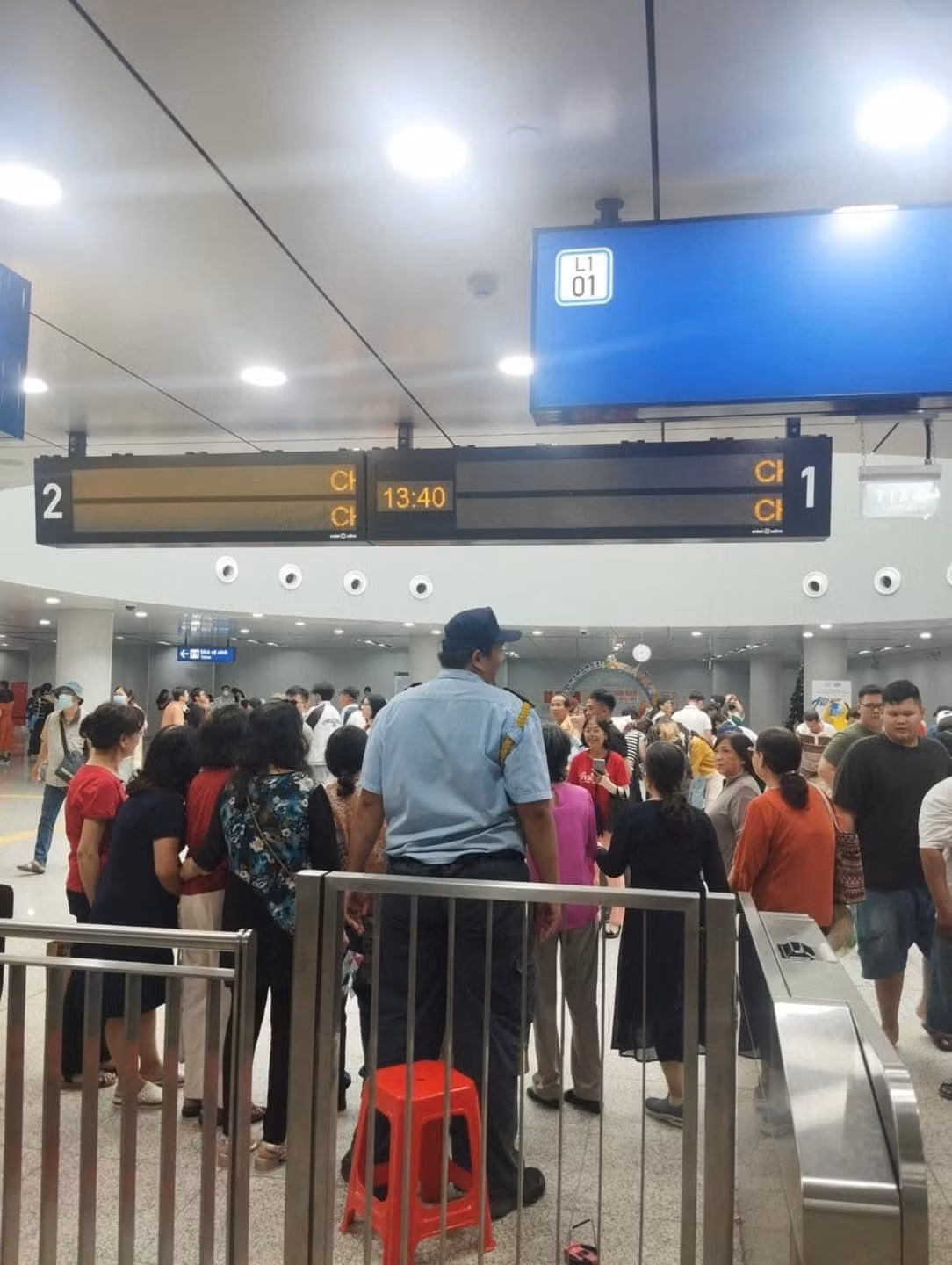 Người đi tàu chụp hình "người khổng lồ" của Metro. Ảnh: Đinh Huỳnh Ngọc Hằng, Bình Minh Người đi tàu chụp hình "người khổng lồ" của Metro. Ảnh: Đinh Huỳnh Ngọc Hằng, Bình Minh