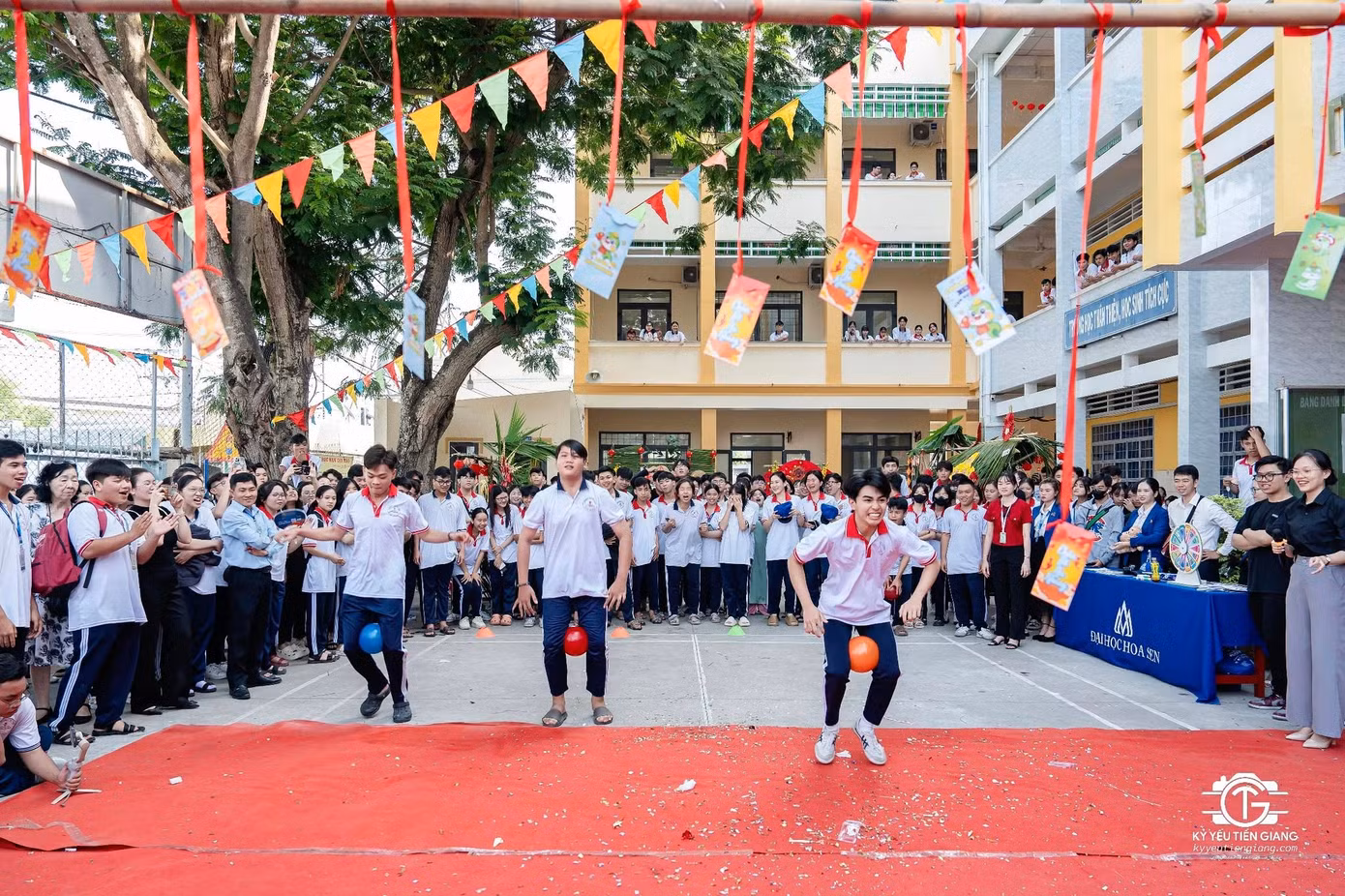 Ảnh: Đoàn Thanh niên trường THPT Tư Thục Ấp Bắc - thành phố Mỹ Tho