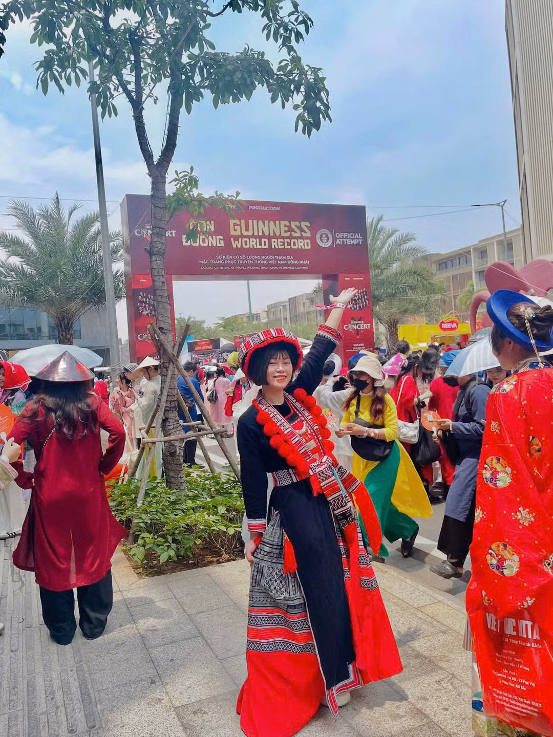 Các Gai Con mang đến trang phục truyền thống của nhiều vùng miền. Nguồn: @vivien.kattt