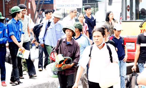 Sáng 28-6 thí sinh và người nhà đã về Hà Nội đã về tới Hà Nội