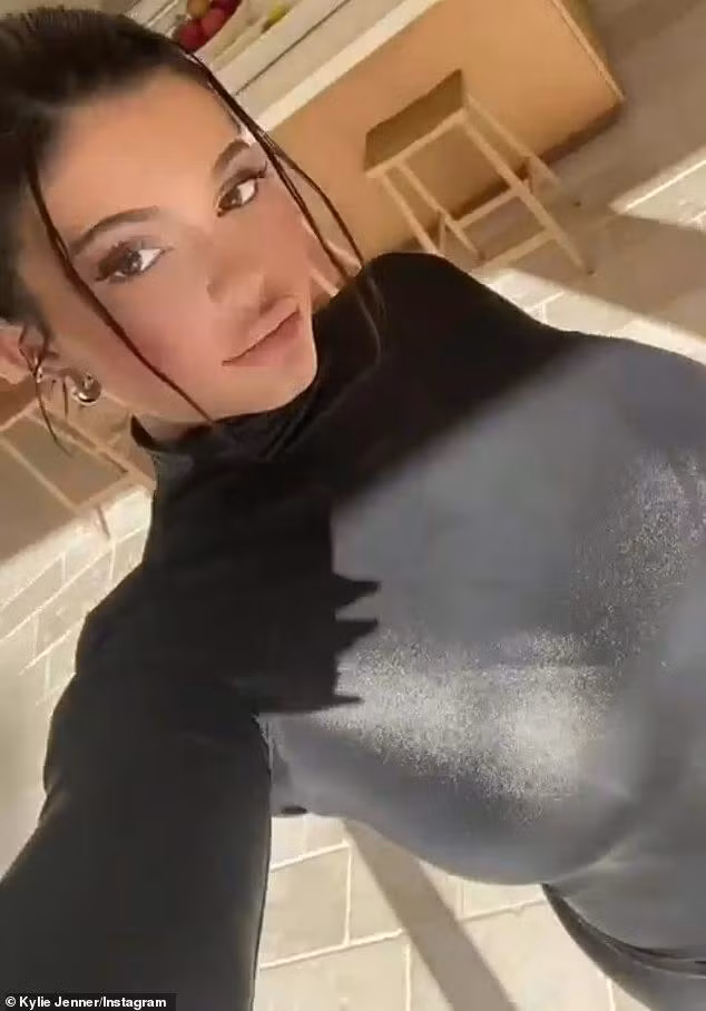 Kylie Jenner đăng ảnh trước khi dự show diễn của bạn trai.