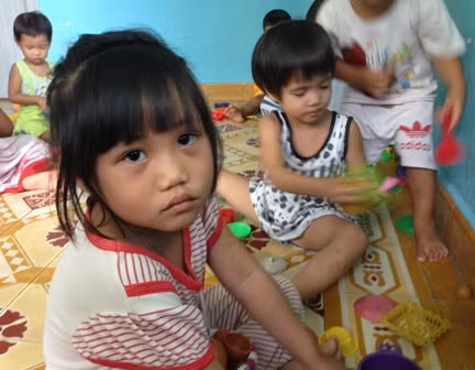 Bé Thùy Dương đang dần hòa nhập với các bạn ở Làng thiếu niên Thủ Đức