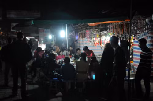 Trong khi một số du khách lại tranh thủ ăn sáng