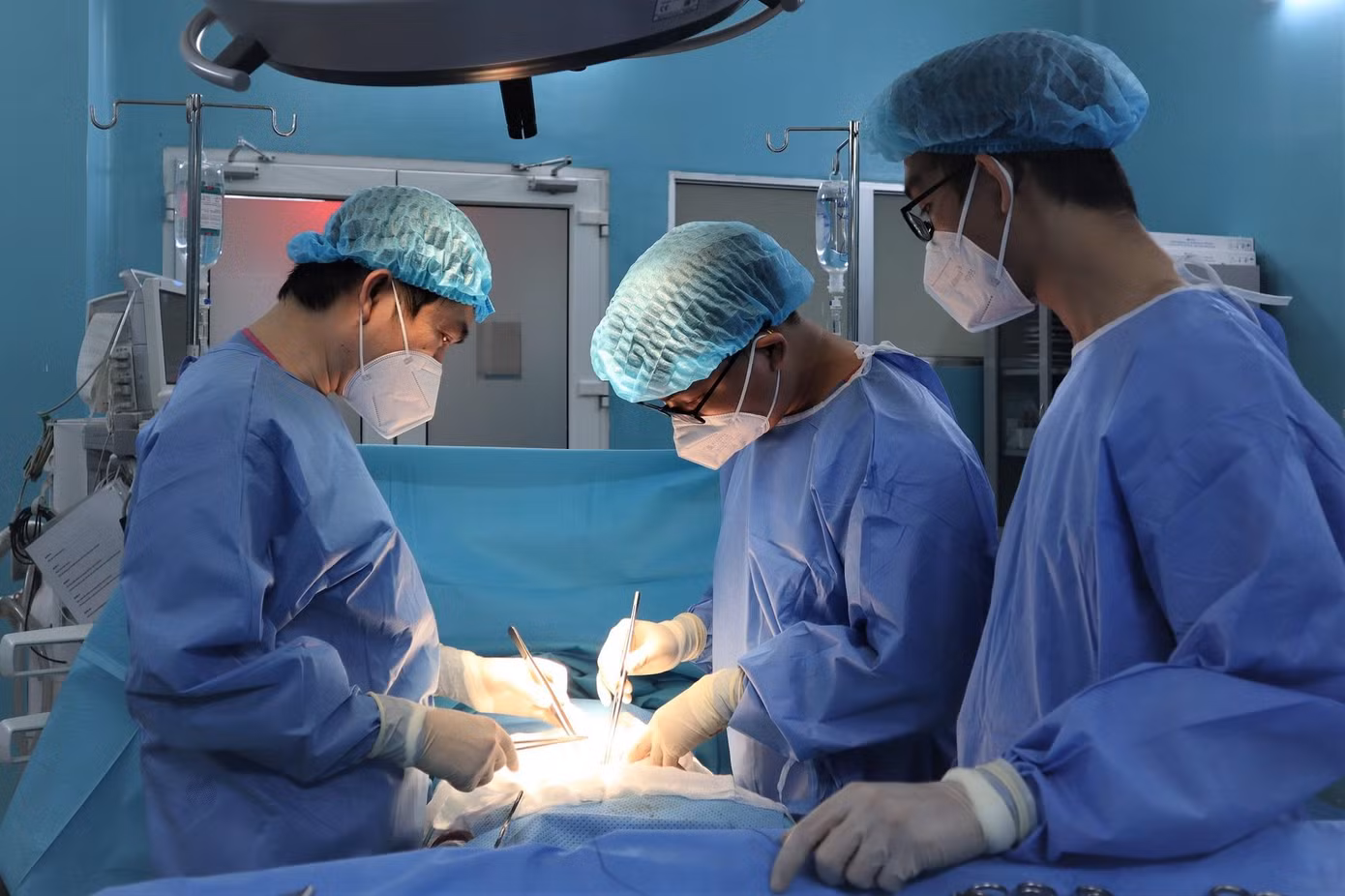 Các bác sĩ đã phải xẻ thực quản, lấy dị vật dưới hướng dẫn của thiết bị nội soi