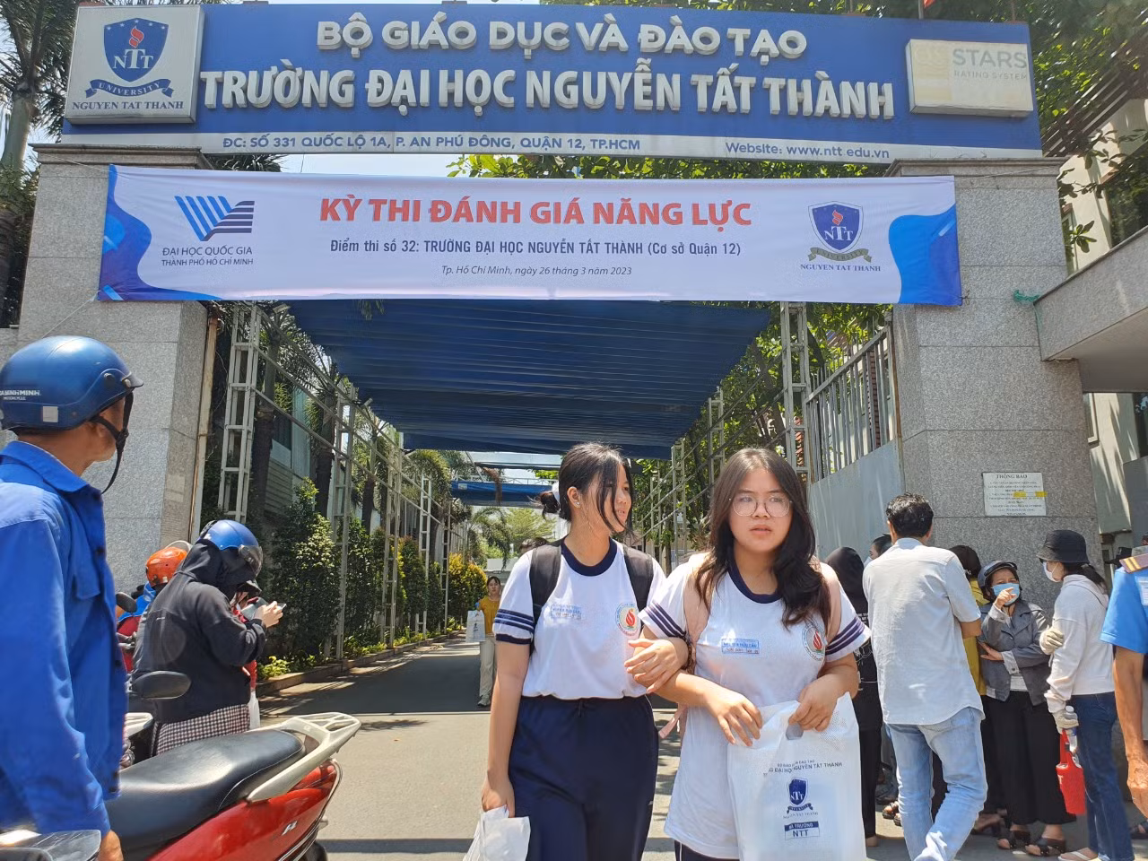 Thí sinh tại TPHCM kết thúc kỳ thi đánh giá năng lực vào trưa ngày 26/3