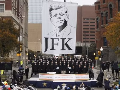 Lễ tưởng niệm cố Tổng thống Kennedy tại quảng trường Dealey, Dallas. Ảnh: AP. Lễ tưởng niệm cố Tổng thống Kennedy tại quảng trường Dealey, Dallas. Ảnh: AP