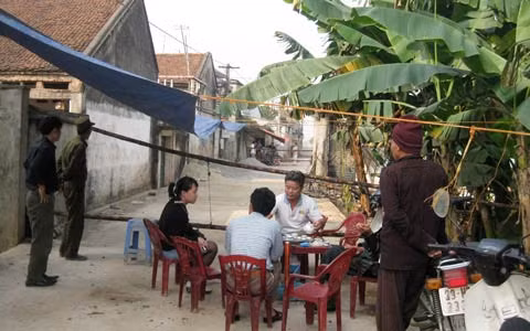 Người dân thôn Áng Hạ đang hoang mang, không biết chuyện gì đã xẩy ra với họ