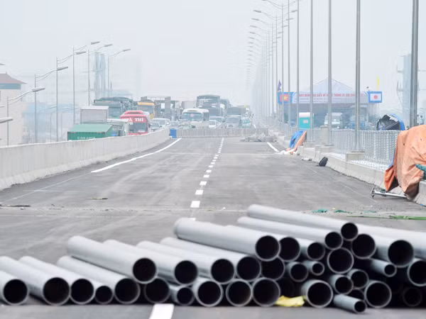Sau khi thông xe, đường trên cao Thanh Xuân - Linh Đàm đã tắc Ảnh: hoàng hà