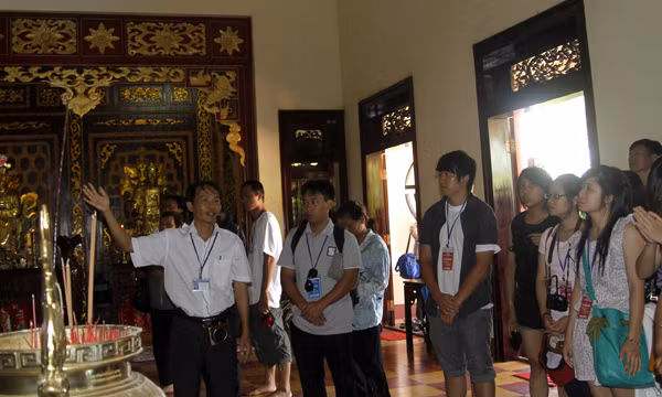 Dâng hương và chiêm bái tại Đền thờ Vua Quang Trung 