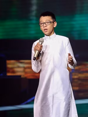 9h sáng mới xuất viện và bị bác sĩ cấm cản nhưng Vũ Song Vũ vẫn nhất định bước ra sân khấu. 9h sáng mới xuất viện và bị bác sĩ cấm cản nhưng Vũ Song Vũ vẫn nhất định bước ra sân khấu