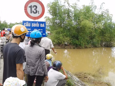 Dân làng theo dõi tìm kiếm thi thể của cậu học trò nghèo đáng thương. Dân làng theo dõi tìm kiếm thi thể của cậu học trò nghèo đáng thương
