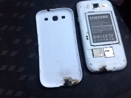Hình ảnh Samsung Galaxy S3 cháy khi đang sạc điện