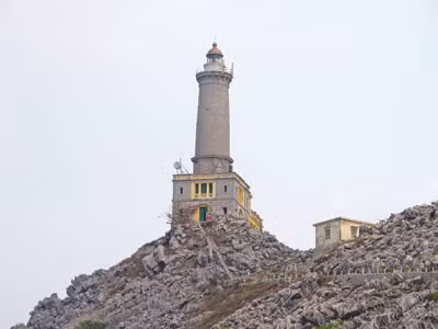 Hải đăng Long Châu (huyện Cát Hải) hơn trăm tuổi, kì vĩ hàng đầu Việt Nam. Ảnh: Phạm Duẩn