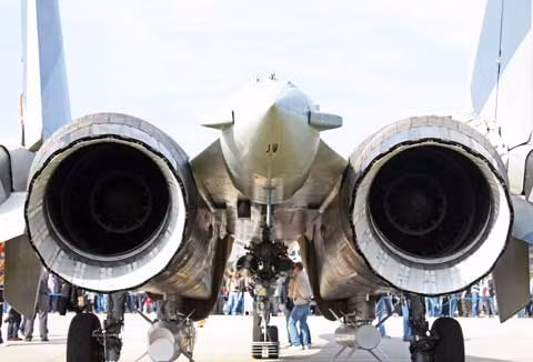 Cận cảnh phần ống xả phía đuôi Su-35