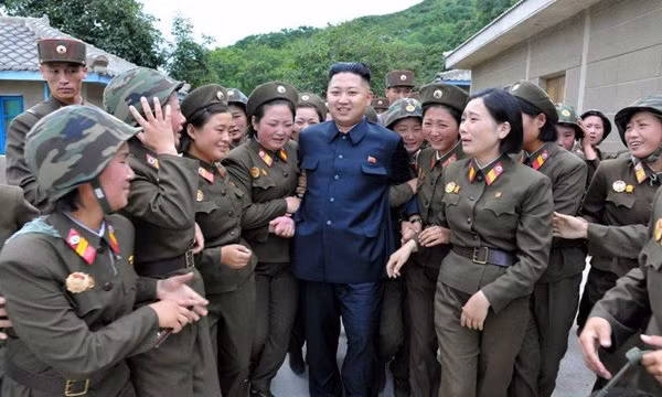 Lãnh đạo Kim Jong-Un được các nữ binh sĩ chào đón tại Trung tâm lực lượng Quân đội nhân dân Triều Tiên, đơn vị 4302