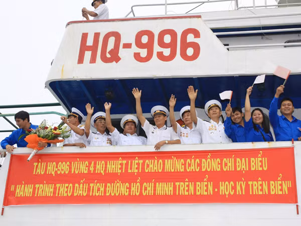 Các bạn trẻ và cựu thủy thủ tàu không số tại lễ xuất quân . Các bạn trẻ và cựu thủy thủ tàu không số tại lễ xuất quân