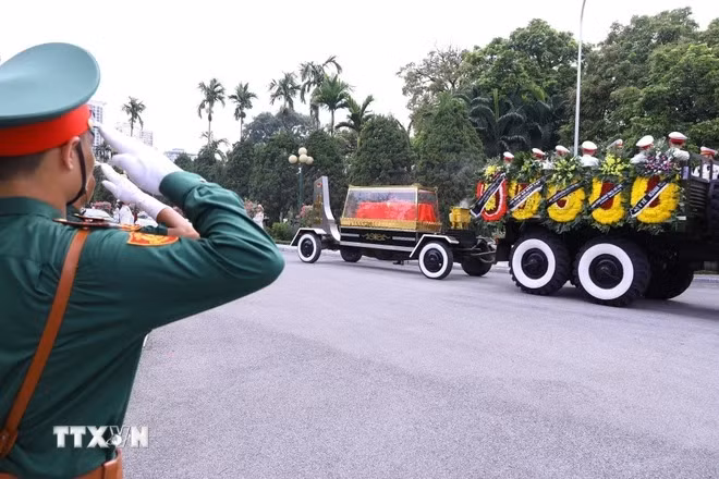 Xe chở linh cữu tại nghĩa trang Mai Dịch, thành phố Hà Nội. (Ảnh: Văn Điệp/TTXVN) Xe chở linh cữu tại nghĩa trang Mai Dịch, thành phố Hà Nội. (Ảnh: Văn Điệp/TTXVN)