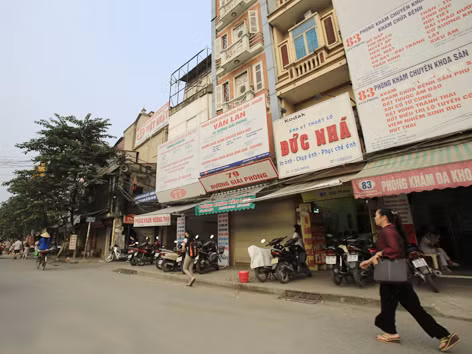 Hàng chục phòng khám tư san sát ngay trước cổng BV Bạch Mai, Hà Nội. Ảnh : như ý