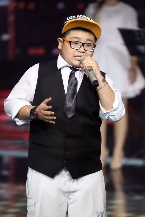 Cậu bé Hữu Đại đội Thanh Bùi vì khá run nên đã có lúc quên lời khi thể hiện bàiForget you