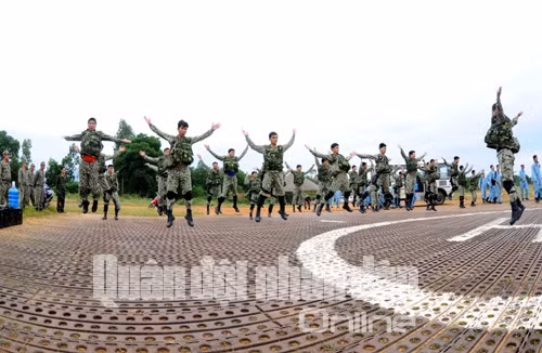  Tập lại các động tác nhảy dù cơ bản trước giờ diễn tập 