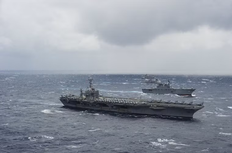 Tàu sân bay Washington và bên cạnh là tàu khu trục chở trực thăng lớp Hyuga – đây là 2 tàu chiến lớn nhất của hạm đội hỗn hợp