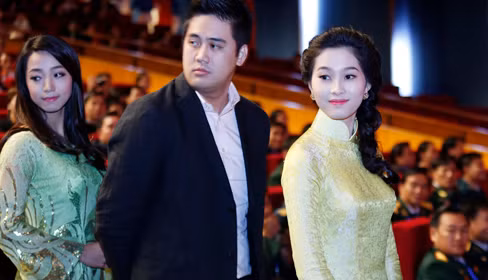 Hoa hậu Thu Thảo (phải)trong vai trò đại biểu tham dự ĐH Đoàn toàn quốc