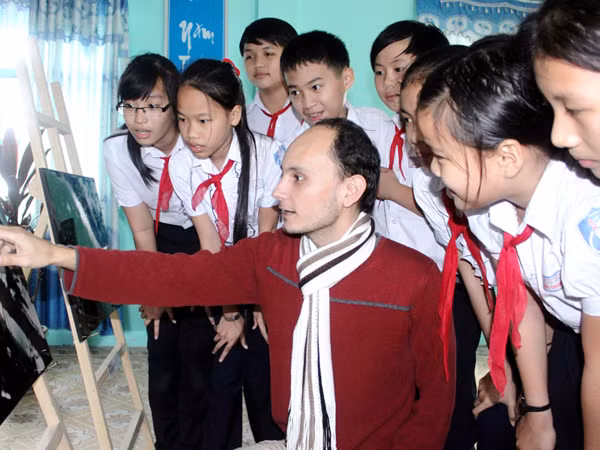 Larry giới thiệu cho các em học sinh về vẻ đẹp và nguy cơ tuyệt chủng của loài Voọc ở bán đảo Sơn Trà