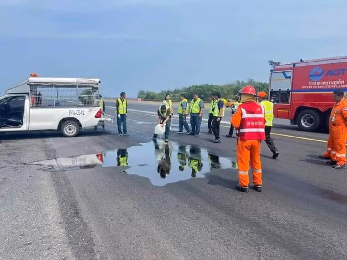 Sự cố rò rỉ chất lỏng máy bay khiến sân bay Phuket dừng hoạt động hơn 1 giờ. Ảnh: Jacdec. Sự cố rò rỉ chất lỏng máy bay khiến sân bay Phuket dừng hoạt động hơn 1 giờ. Ảnh: Jacdec.