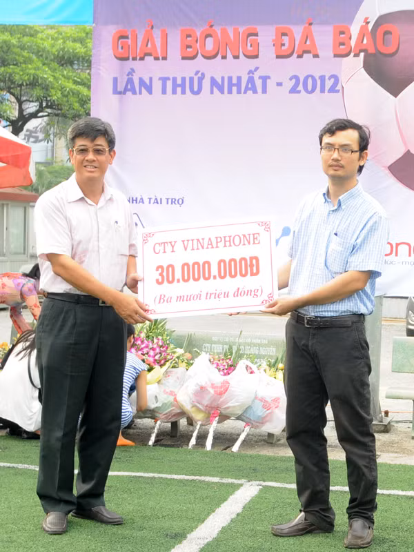 Đại diện Công ty Vinaphone trao tiền tài trợ cho báo Tiền Phong. Đại diện Công ty Vinaphone trao tiền tài trợ cho báo Tiền Phong