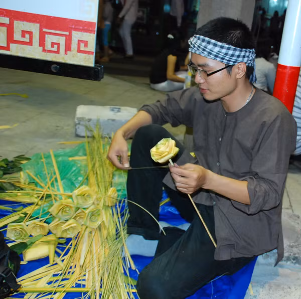Còn "ông đồ trẻ" quấn những bông hồng bằng lá. còn Ông Đồ trẻ thì quấn những bông hồng bằng lá