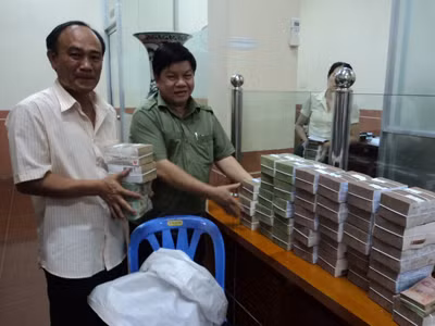 Chủ nợ (trái) nhận hơn 4 tỷ đồng ở SHB chi nhánh Cần Thơ. Ảnh: Sáu Nghệ